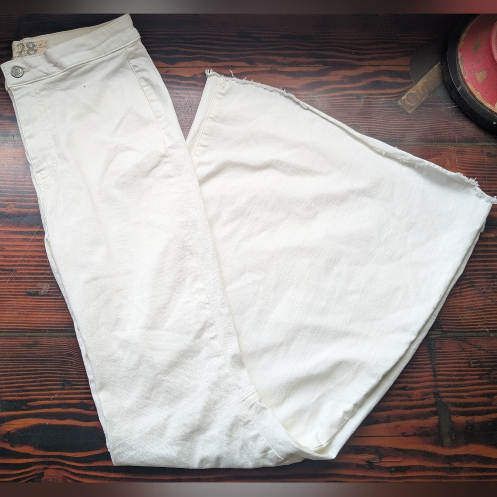 Free People We The Free White Raw Hem Flare Jeans Women’s 28